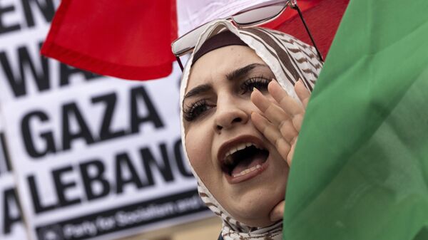 Manifestante agita bandeira libanesa em protesto contra a guerra em Gaza e no Líbano, em Los Angeles, EUA, 24 de setembro de 2024 - Sputnik Brasil