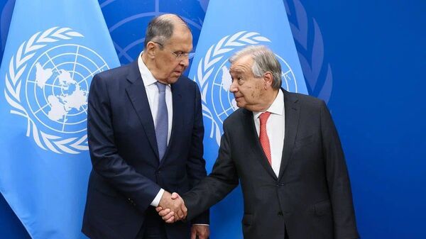 Ministro das Relações Exteriores da Rússia, Sergei Lavrov, e secretário-geral da ONU, António Guterres, pousam para foto após reunião bilateral. Nova York, 26 de setembro de 2024 - Sputnik Brasil