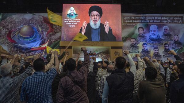 O líder do Hezbollah, Sayyed Hassan Nasrallah, fala em um discurso televisionado por meio de um link de vídeo durante uma cerimônia para comemorar a morte do general da Guarda Revolucionária Iraniana, Mohammad Reza Zahedi, e seis oficiais, que foram mortos por um ataque aéreo israelense que demoliu o consulado do Irã na Síria na última segunda-feira, nos subúrbios ao sul de Beirute, Líbano, em 8 de abril de 2024 - Sputnik Brasil