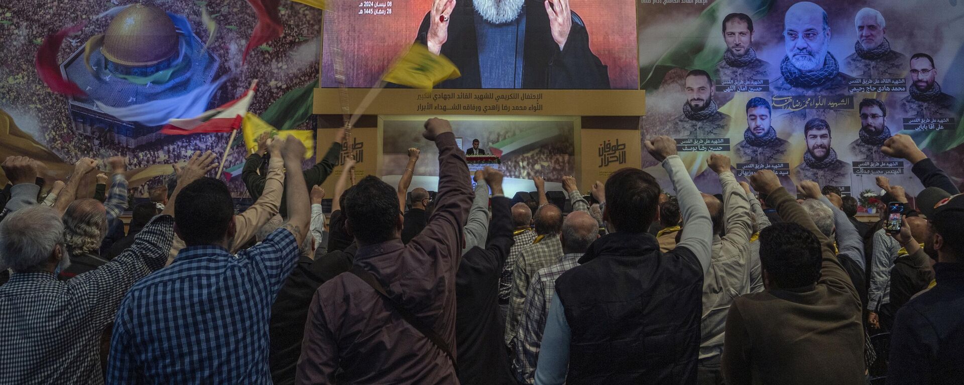 O líder do Hezbollah, Sayyed Hassan Nasrallah, fala em um discurso televisionado por meio de um link de vídeo durante uma cerimônia para comemorar a morte do general da Guarda Revolucionária Iraniana, Mohammad Reza Zahedi, e seis oficiais, que foram mortos por um ataque aéreo israelense que demoliu o consulado do Irã na Síria na última segunda-feira, nos subúrbios ao sul de Beirute, Líbano, em 8 de abril de 2024 - Sputnik Brasil, 1920, 28.09.2024