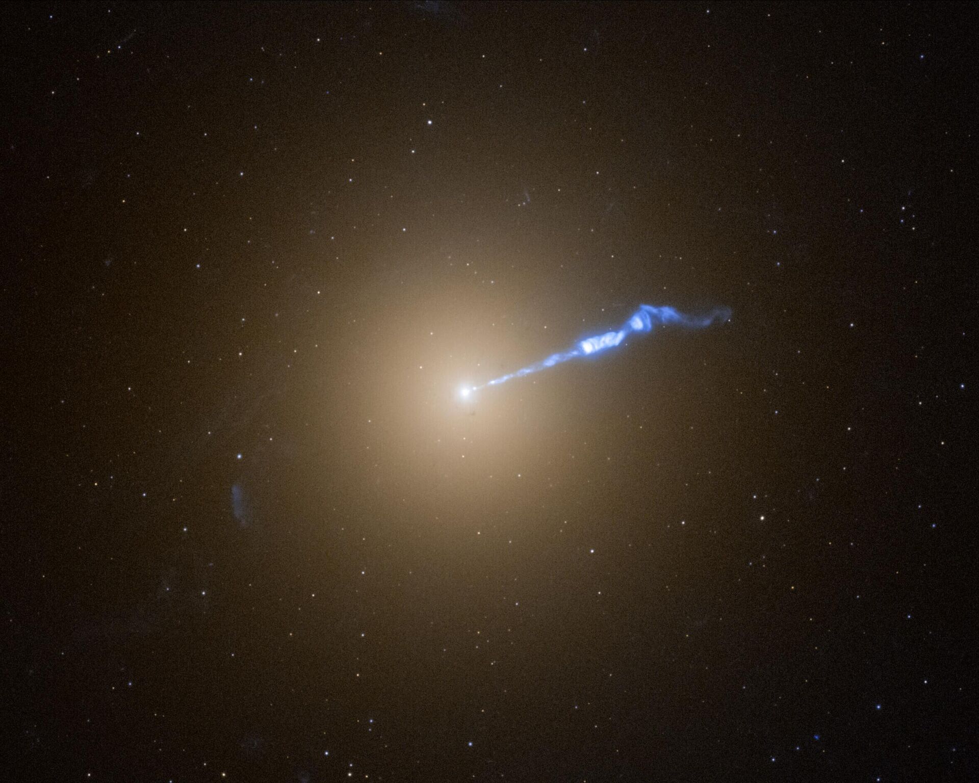 Imagem do Telescópio Espacial Hubble da galáxia gigante M87 mostra um jato de plasma de 3.000 anos-luz de comprimento saindo do buraco negro no centro da galáxia com uma massa 6,5 bilhões de vezes maior que a do Sol - Sputnik Brasil, 1920, 28.09.2024