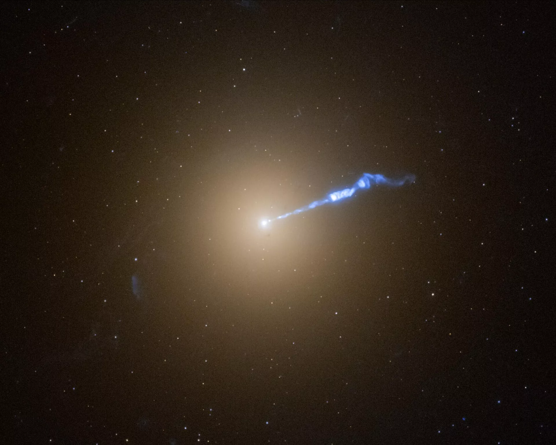 Imagem do Telescópio Espacial Hubble da galáxia gigante M87 mostra um jato de plasma de 3.000 anos-luz de comprimento saindo do buraco negro no centro da galáxia com uma massa 6,5 bilhões de vezes maior que a do Sol - Sputnik Brasil, 1920, 28.09.2024