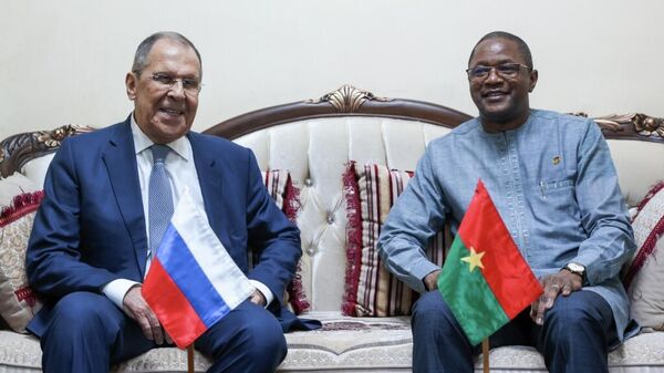 O ministro das Relações Exteriores da Rússia, Sergei Lavrov e o ministro das Relações Exteriores de Burkina Faso, Karamoko Jean Marie Traoré, durante uma reunião, 4 de junho de 2024 - Sputnik Brasil