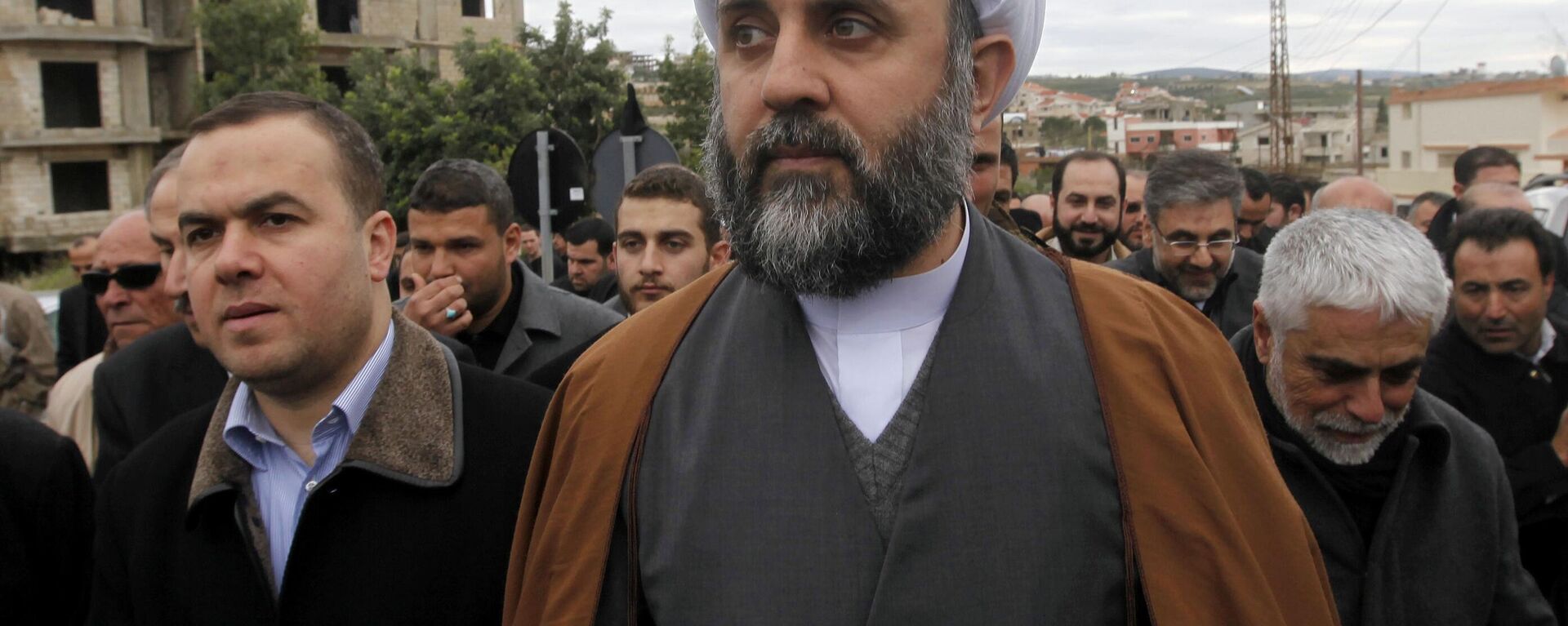 Em primeiro plano, Nabil Qaouk (C), membro do Conselho Central do Hezbollah, comparece ao funeral do proeminente empresário Hassan Tajeddine, na vila de Hanaway, no sul do Líbano, 26 de janeiro de 2010 - Sputnik Brasil, 1920, 29.09.2024