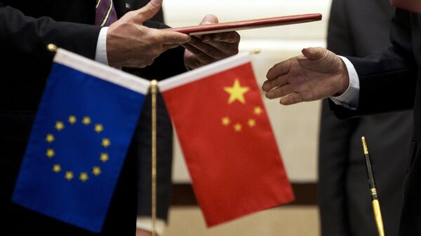 Um membro da Comissão Europeia, à esquerda, se prepara para trocar documentos com a delegação chinesa em uma cerimônia de assinatura após o 5º Diálogo Econômico e Comercial de Alto Nível China-UE na Casa de Hóspedes Estatal Diaoyutai, em Pequim (foto de arquivo) - Sputnik Brasil