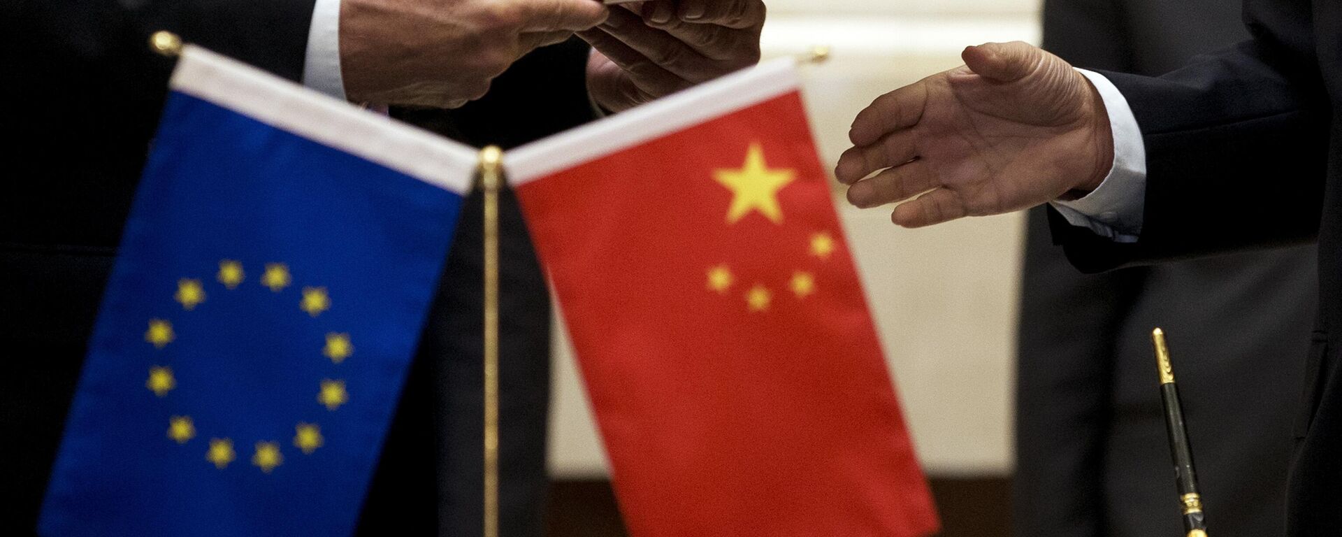 Um membro da Comissão Europeia, à esquerda, se prepara para trocar documentos com a delegação chinesa em uma cerimônia de assinatura após o 5º Diálogo Econômico e Comercial de Alto Nível China-UE na Casa de Hóspedes Estatal Diaoyutai, em Pequim (foto de arquivo) - Sputnik Brasil, 1920, 29.09.2024