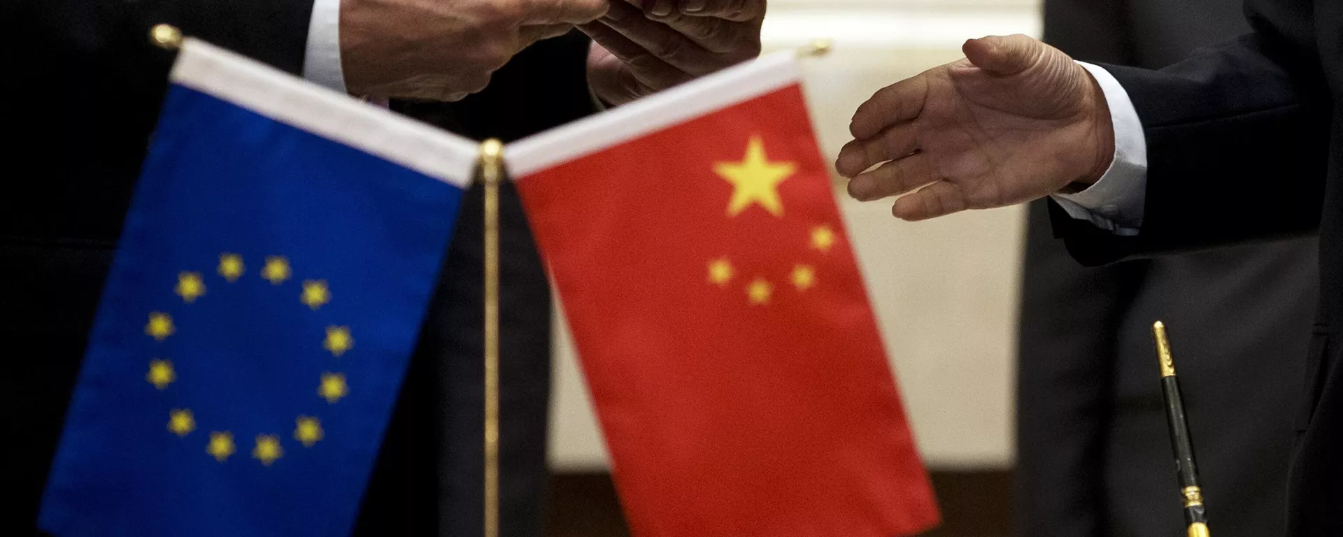 Um membro da Comissão Europeia, à esquerda, se prepara para trocar documentos com a delegação chinesa em uma cerimônia de assinatura após o 5º Diálogo Econômico e Comercial de Alto Nível China-UE na Casa de Hóspedes Estatal Diaoyutai, em Pequim (foto de arquivo) - Sputnik Brasil, 1920, 24.10.2024