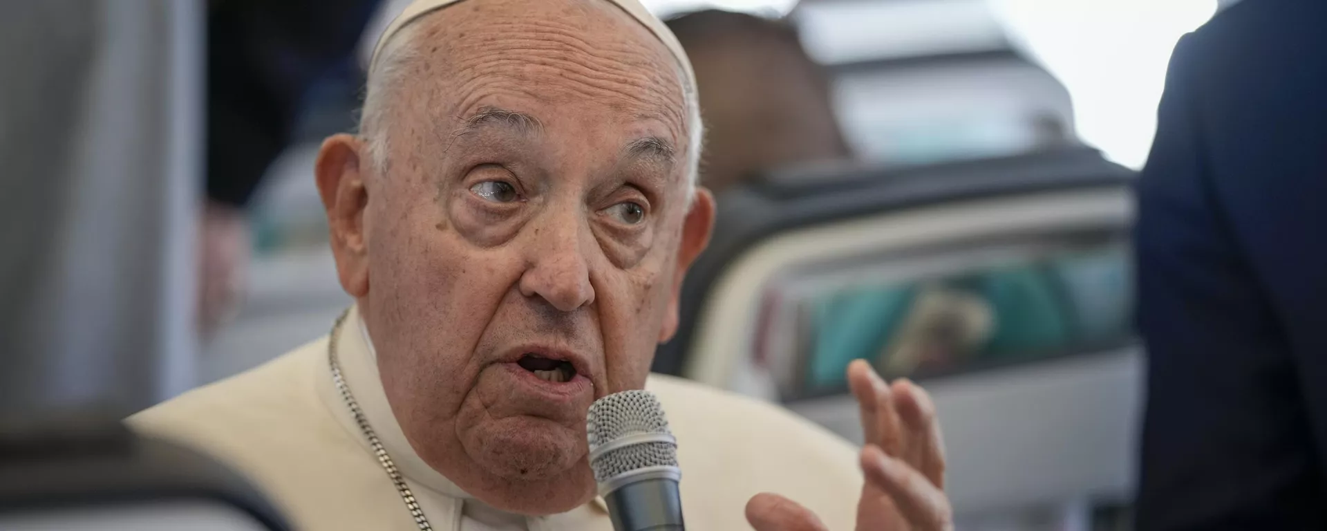 O Papa Francisco fala com jornalistas no voo após sua visita à Bélgica e Luxemburgo, em 29 de setembro de 2024 O Papa Francisco fala com jornalistas no voo após sua visita à Bélgica e Luxemburgo, em 29 de setembro de 2024 - Sputnik Brasil, 1920, 29.09.2024