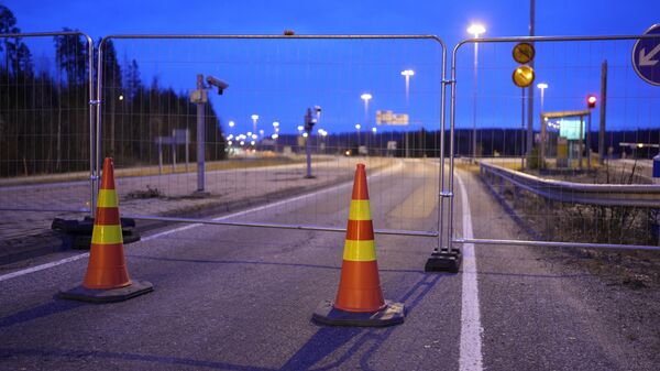 Vista de uma cerca bloqueando a estrada entre Finlândia e Rússia na cidade de Lappeenranta. Finlândia, 18 de novembro de 2023 - Sputnik Brasil