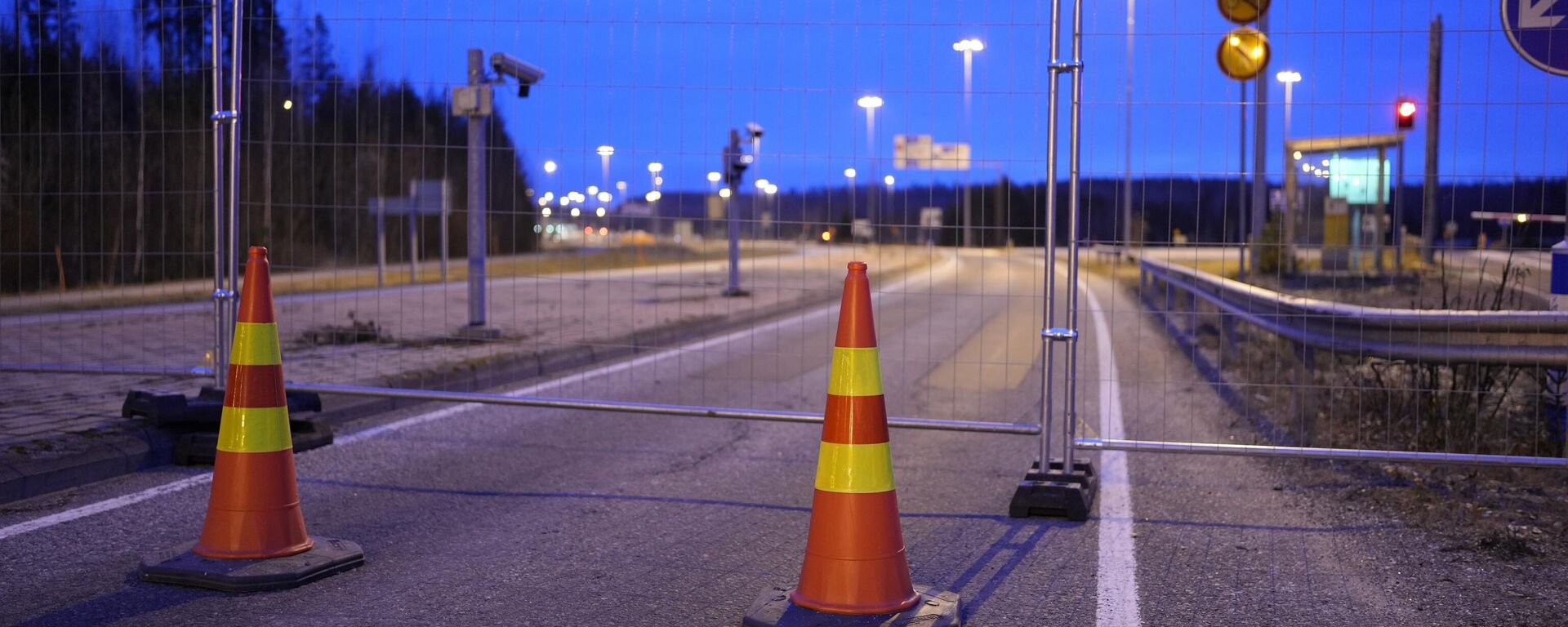 Vista de uma cerca bloqueando a estrada entre Finlândia e Rússia na cidade de Lappeenranta. Finlândia, 18 de novembro de 2023 - Sputnik Brasil, 1920, 29.09.2024