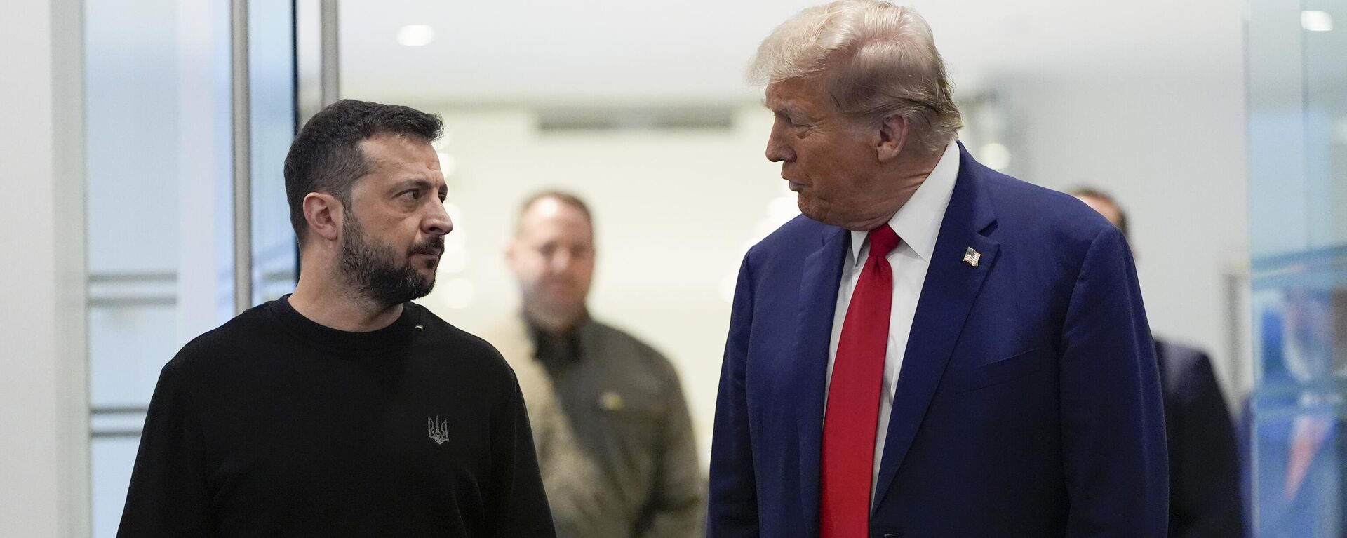 O candidato republicano à presidência, ex-presidente Donald Trump, se reúne com o líder atual da Ucrânia, Vladimir Zelensky, na Trump Tower, Nova York, 27 de setembro de 2024. - Sputnik Brasil, 1920, 02.10.2024