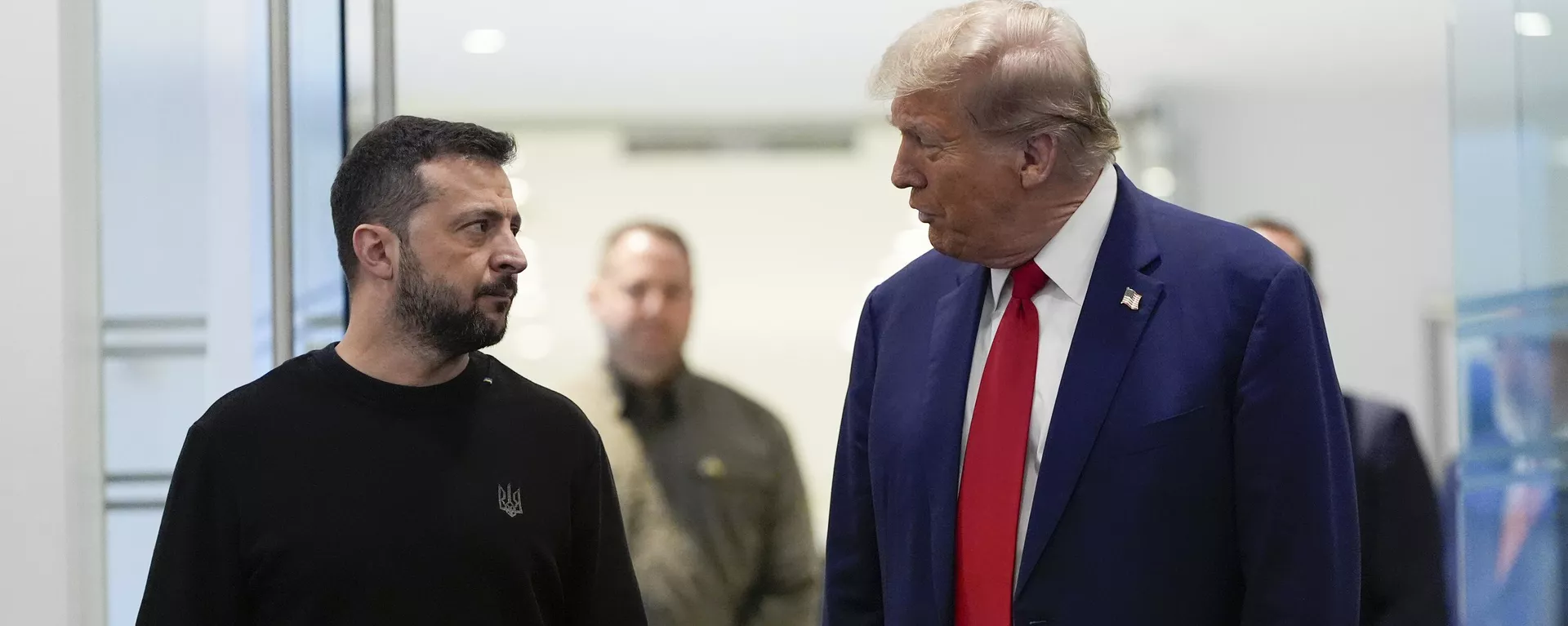 O candidato republicano à presidência, ex-presidente Donald Trump, se reúne com o líder atual da Ucrânia, Vladimir Zelensky, na Trump Tower, Nova York, 27 de setembro de 2024. - Sputnik Brasil, 1920, 10.11.2024