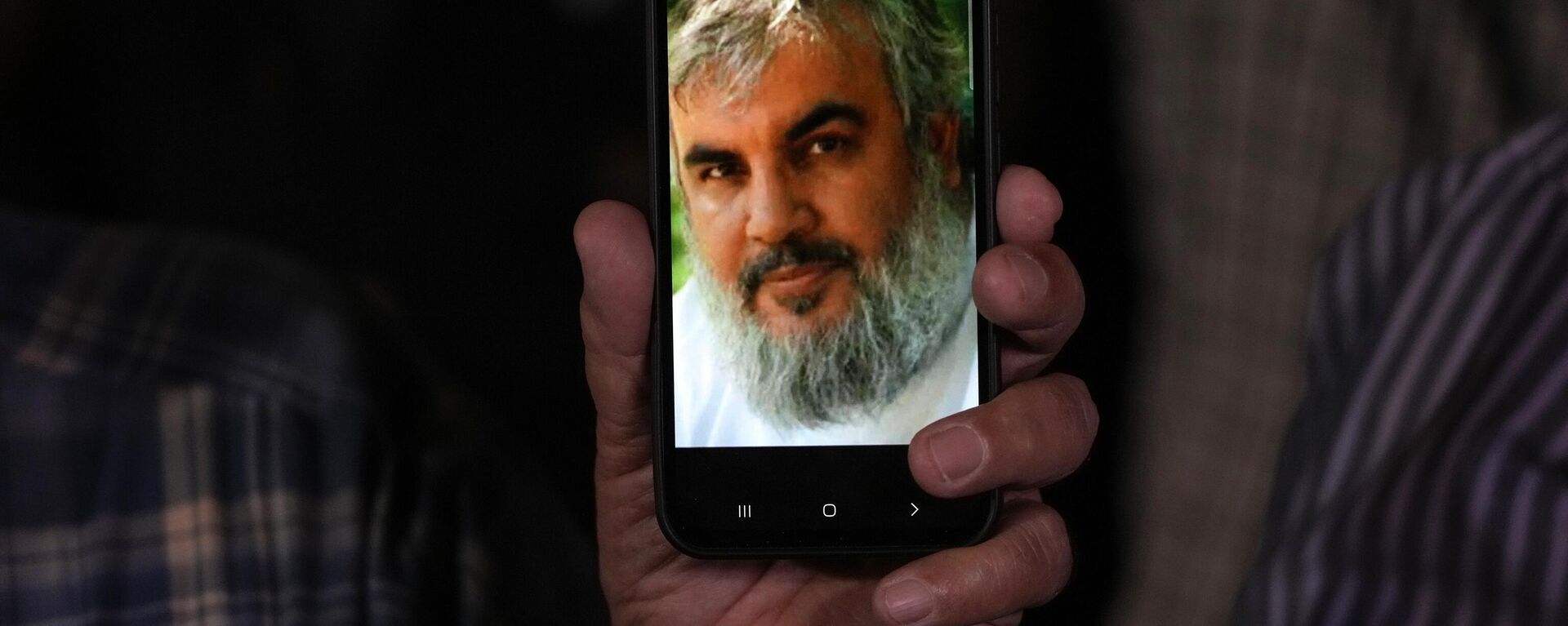 Um manifestante iraniano mostra um retrato do líder do Hezbollah, Hassan Nasrallah, em seu celular, 28 de setembro de 2024 - Sputnik Brasil, 1920, 30.09.2024