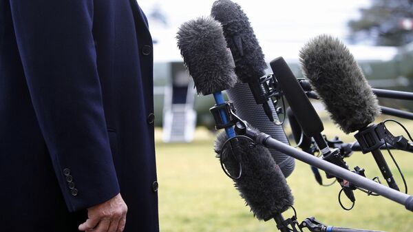 Donald Trump em frente a microfones no gramado sul da Casa Branca, em Washington, D. C. EUA, 7 de fevereiro de 2020 - Sputnik Brasil