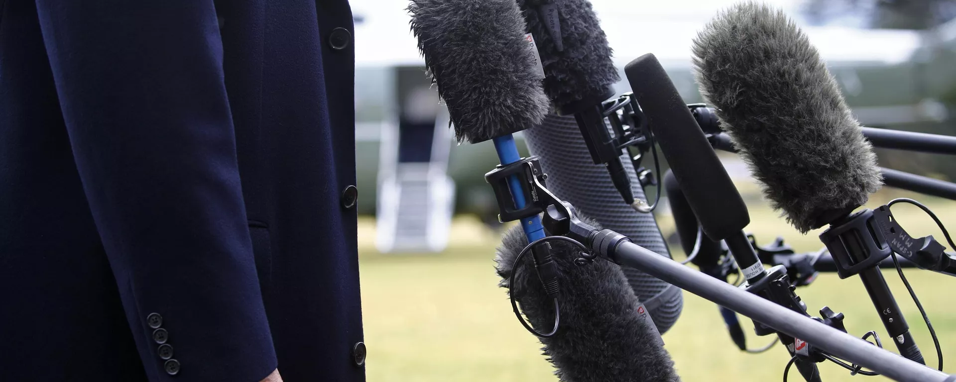 Donald Trump em frente a microfones no gramado sul da Casa Branca, em Washington, D. C. EUA, 7 de fevereiro de 2020 - Sputnik Brasil, 1920, 30.09.2024