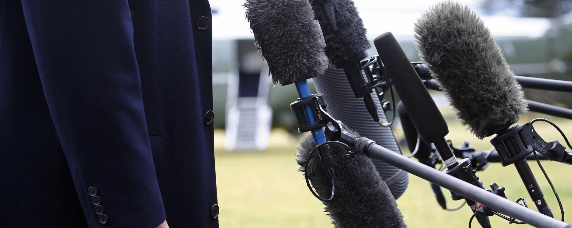 Donald Trump em frente a microfones no gramado sul da Casa Branca, em Washington, D. C. EUA, 7 de fevereiro de 2020 - Sputnik Brasil, 1920, 30.09.2024