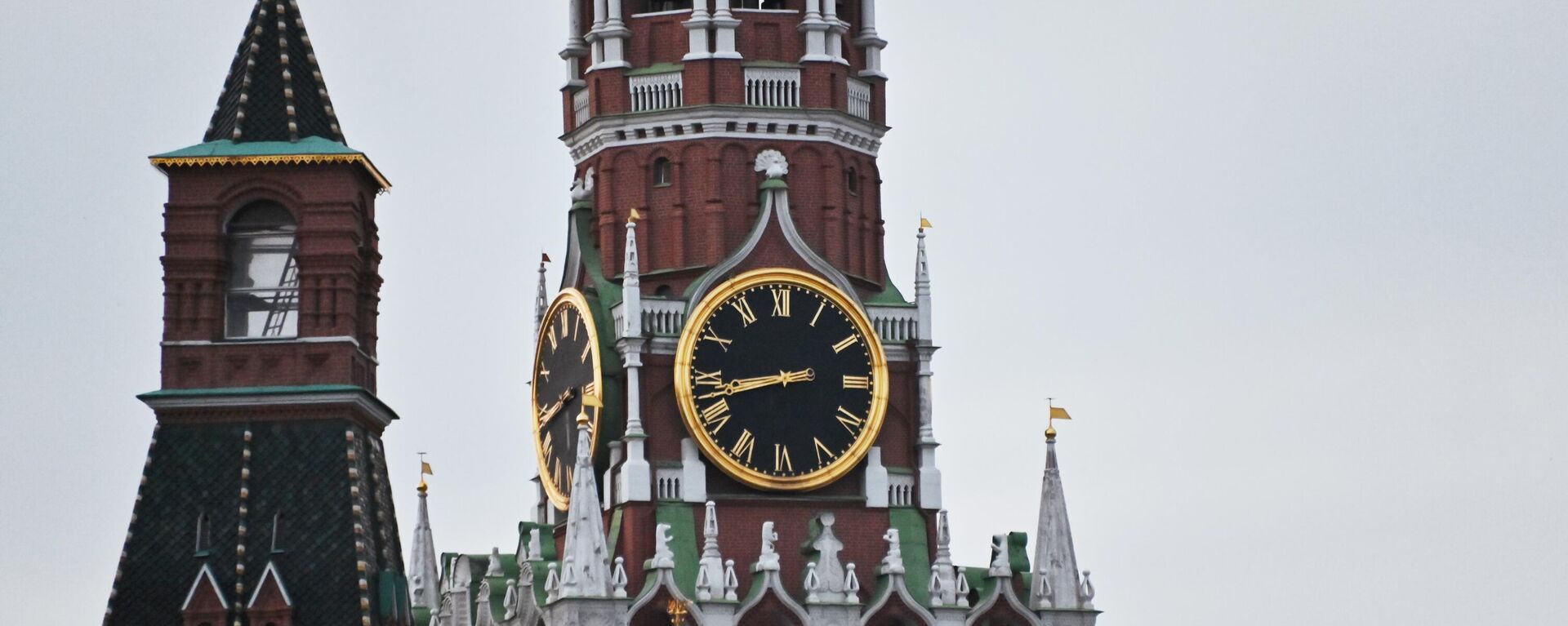 A Torre Spasskaya do Kremlin de Moscou - Sputnik Brasil, 1920, 14.10.2024