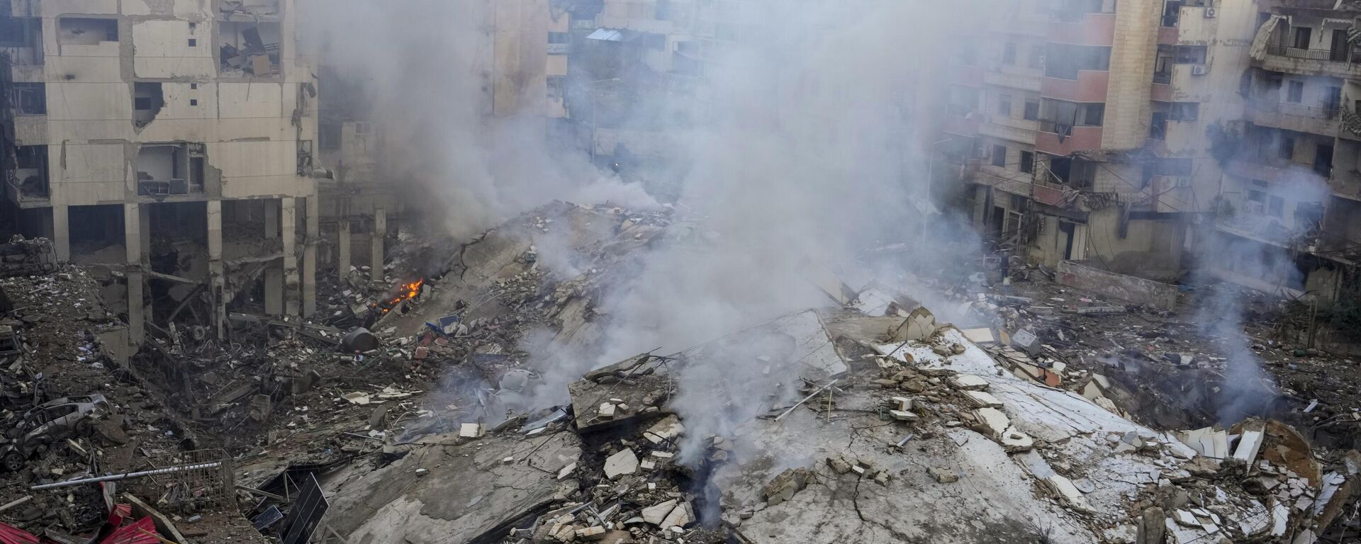 Fumaça sobe em local destruído após ataque aéreo israelense no subúrbio ao sul de Beirute. Líbano, 1º de outubro de 2024 - Sputnik Brasil, 1920, 01.10.2024