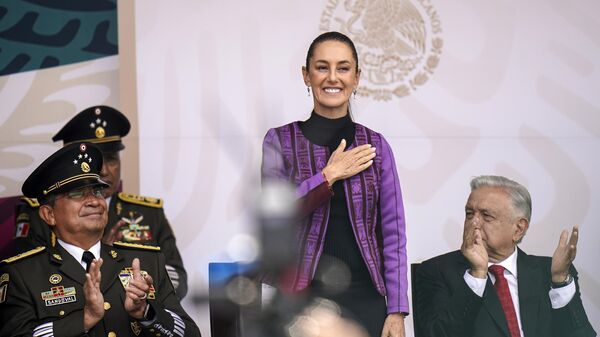 A presidente eleita mexicana, Claudia Sheinbaum, ao lado do secretário de Defesa Nacional, Luis Cresencio Sandoval (à esquerda), e do presidente Andrés Manuel López Obrador (à direita), durante desfile militar do Dia da Independência, no Zócalo, a praça principal da Cidade do México, em 16 de setembro de 2024 - Sputnik Brasil