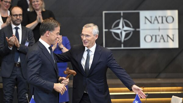 O ex-secretário-geral da OTAN Jens Stoltenberg, à direita, dá as boas-vindas ao novo secretário-geral da OTAN, Mark Rutte, durante uma cerimônia de entrega na sede da OTAN em Bruxelas. Bélgica, 1º de outubro de 2024 - Sputnik Brasil