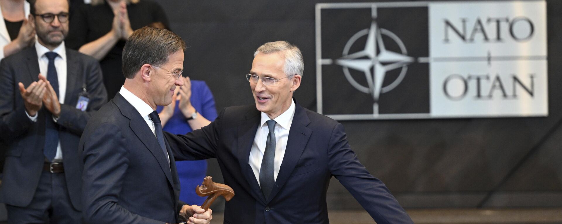 O ex-secretário-geral da OTAN Jens Stoltenberg, à direita, dá as boas-vindas ao novo secretário-geral da OTAN, Mark Rutte, durante uma cerimônia de entrega na sede da OTAN em Bruxelas. Bélgica, 1º de outubro de 2024 - Sputnik Brasil, 1920, 01.10.2024