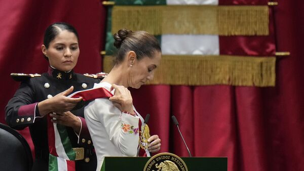 Claudia Sheinbaum coloca a faixa presidencial durante sua cerimônia de posse como nova presidente do México. Cidade do México, 1º de outubro de 2024 - Sputnik Brasil