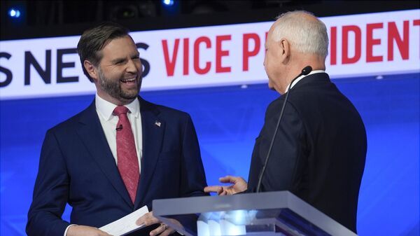 O candidato republicano à vice-presidência, senador JD Vance, Ohio, conversa com o candidato democrata à vice-presidência, governador de Minnesota, Tim Walz, após o debate vice-presidencial. - Sputnik Brasil