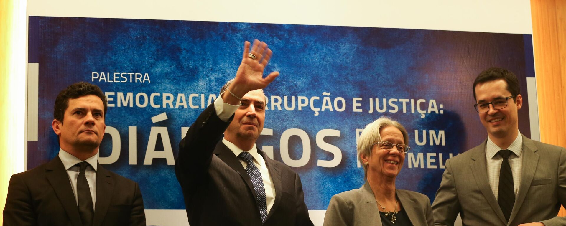 O então juiz federal Sergio Moro; o ministro do Supremo Tribunal Federal (STF) Luís Roberto Barroso; a professora da Universidade de Yale Susan Rose-Ackerman; e o então procurador federal Deltan Dallagnol participam de palestra no Centro Universitário de Brasília (Ceub), em 10 de agosto de 2016 - Sputnik Brasil, 1920, 02.10.2024