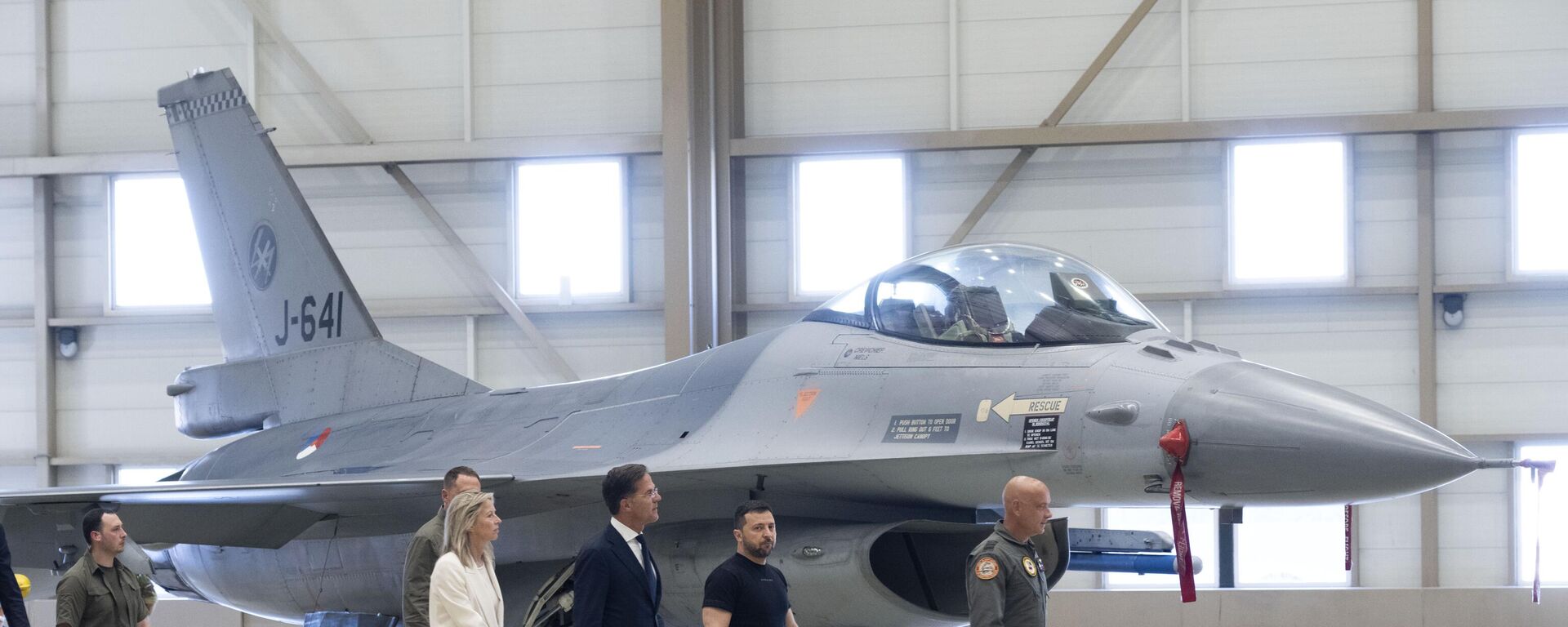 Vladimir Zelensky, segundo à direita, e o primeiro-ministro interino holandês Mark Rutte (C), olham para caças F-16 em Eindhoven, Países Baixos, 20 de agosto de 2023 - Sputnik Brasil, 1920, 03.10.2024