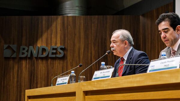 Aloizio Mercadante, presidente do BNDES (ao microfone); e Bruno Dantas, presidente do Tribunal de Contas da União (TCU), durante evento de apresentação dos resultados do ClimateScanner, iniciativa do TCU, na sede do BNDES, em 3 de outubro de 2024 - Sputnik Brasil