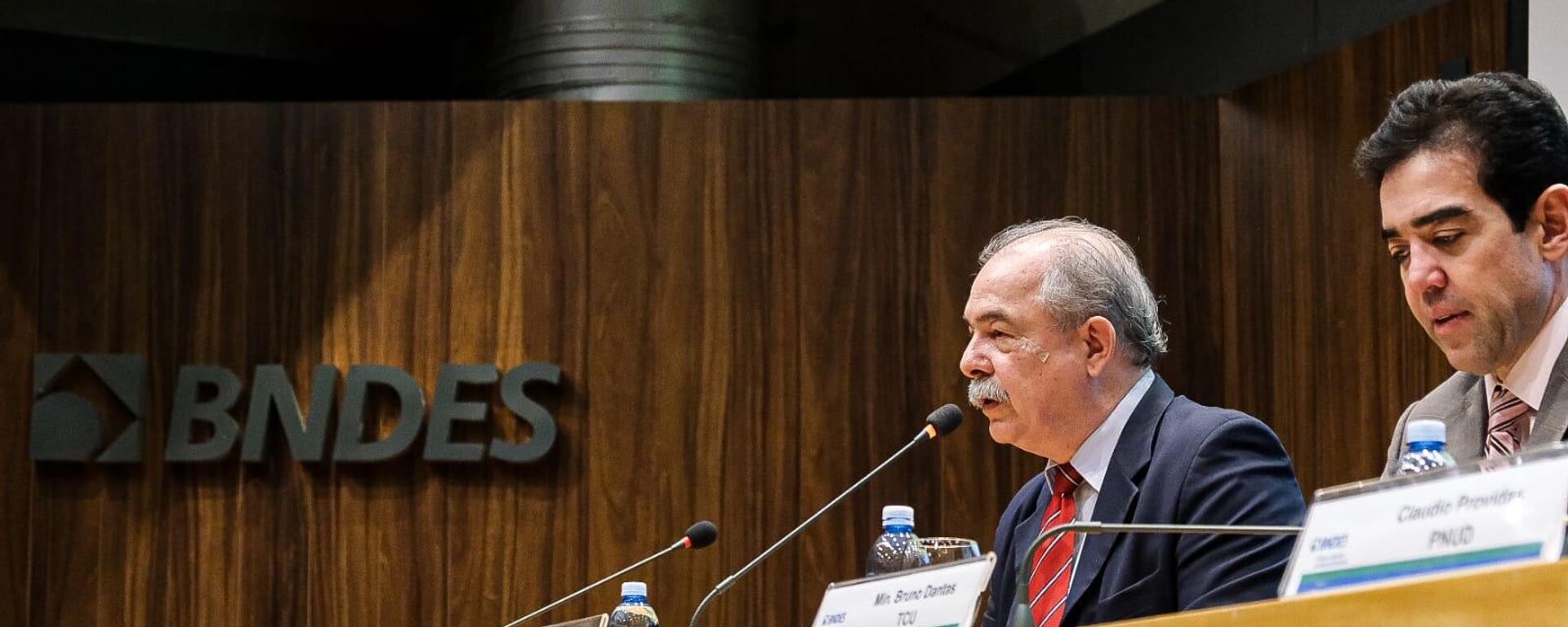 Aloizio Mercadante, presidente do BNDES (ao microfone); e Bruno Dantas, presidente do Tribunal de Contas da União (TCU), durante evento de apresentação dos resultados do ClimateScanner, iniciativa do TCU, na sede do BNDES, em 3 de outubro de 2024 - Sputnik Brasil, 1920, 03.10.2024