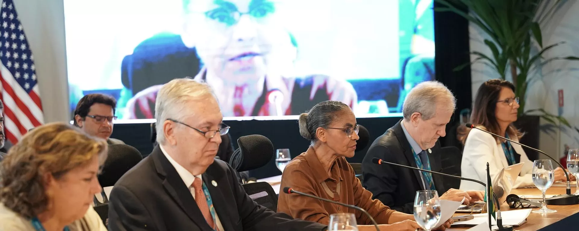 A ministra do Meio Ambiente do Brasil, Marina Silva (ao centro da mesa), abre a reunião ministerial do Grupo de Trabalho de Sustentabilidade Ambiental e Climática do G20, no Rio de Janeiro. Brasil, 3 de outubro de 2024 - Sputnik Brasil, 1920, 07.11.2024