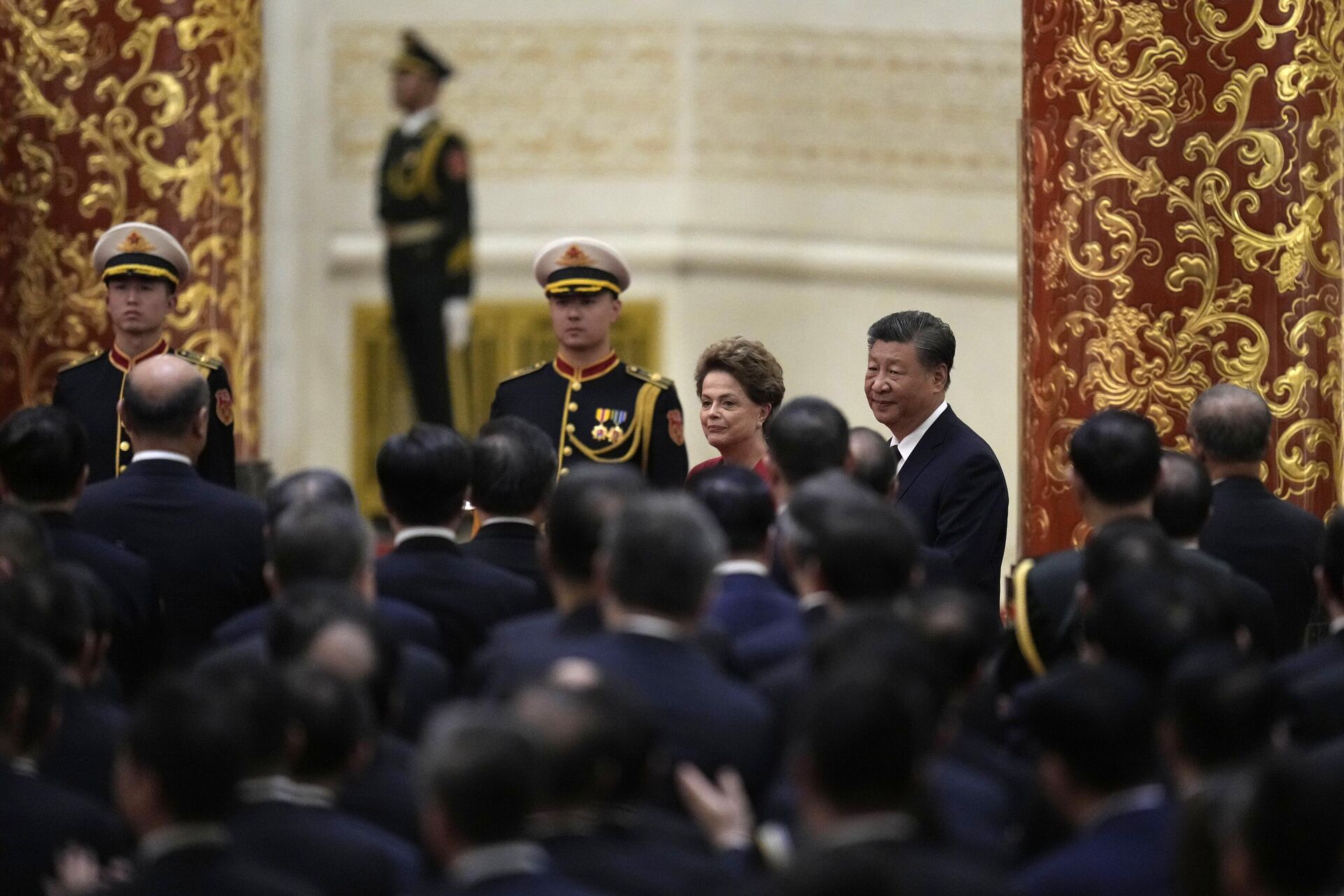 O presidente chinês Xi Jinping caminha com a ex-presidente do Brasil e presidente do Novo Banco de Desenvolvimento (NDB) Dilma Rousseff, durante cerimônia de entrega de medalhas nacionais no Grande Salão do Povo em Pequim, 29 de setembro de 2024 - Sputnik Brasil, 1920, 04.10.2024