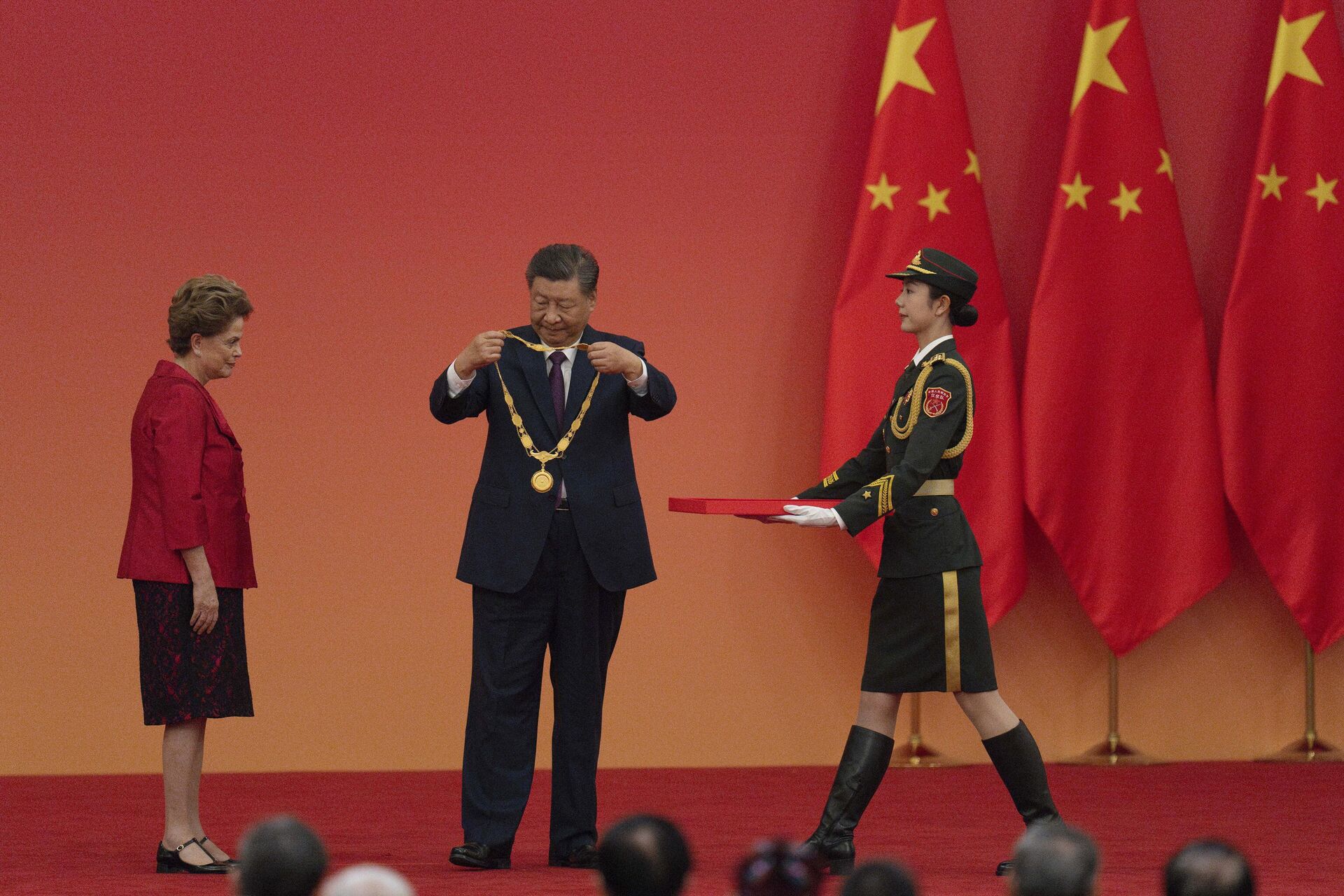 O presidente chinês, Xi Jinping, se prepara para entregar a medalha nacional à ex-presidente do Brasil e presidente do Novo Banco de Desenvolvimento (NDB), Dilma Rousseff, durante uma cerimônia no Grande Salão do Povo em Pequim, 29 de setembro de 2024 - Sputnik Brasil, 1920, 04.10.2024