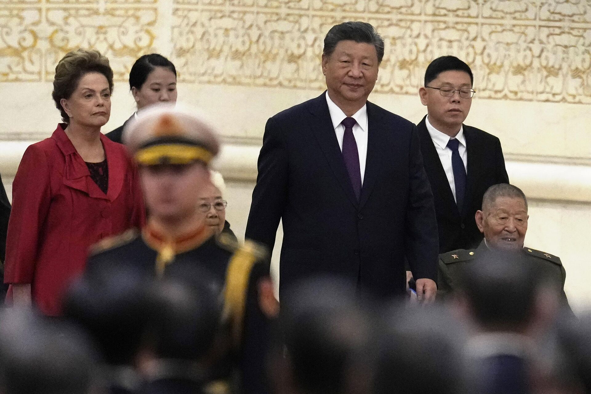 O presidente chinês Xi Jinping, à direita, chega com o veterano chinês Huang Zongde, à direita, e a ex-presidente do Brasil e presidente do Novo Banco de Desenvolvimento (NDB) Dilma Rousseff, à esquerda, para participar de cerimônia de entrega de medalhas nacionais no Grande Salão do Povo em Pequim, 29 de setembro de 2024 - Sputnik Brasil, 1920, 04.10.2024