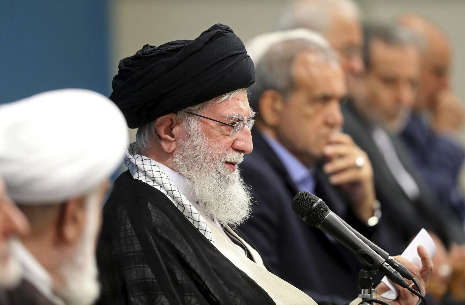 Nesta foto divulgada pelo site oficial do gabinete do líder supremo iraniano, o Líder Supremo Aiatolá Ali Khamenei fala durante uma reunião com a administração do presidente Masoud Pezeshkian, em Teerã, Irã, 27 de agosto de 2024 - Sputnik Brasil, 1920, 18.10.2024