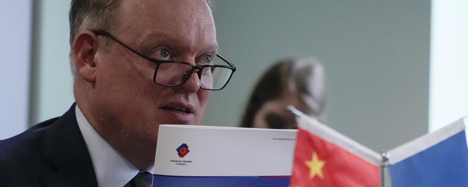 O presidente da Câmara de Comércio da União Europeia na China, Jens Eskelund, segura uma cópia do documento anual de posição da European Business in China durante uma conferência de imprensa em Pequim, 11 de setembro de 2024 - Sputnik Brasil, 1920, 04.10.2024