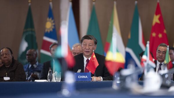 Xi Jinping discursa na Mesa-Redonda de Líderes China-África no último dia da Cúpula do BRICS, em Joanesburgo. África do Sul, 24 de agosto de 2023 - Sputnik Brasil