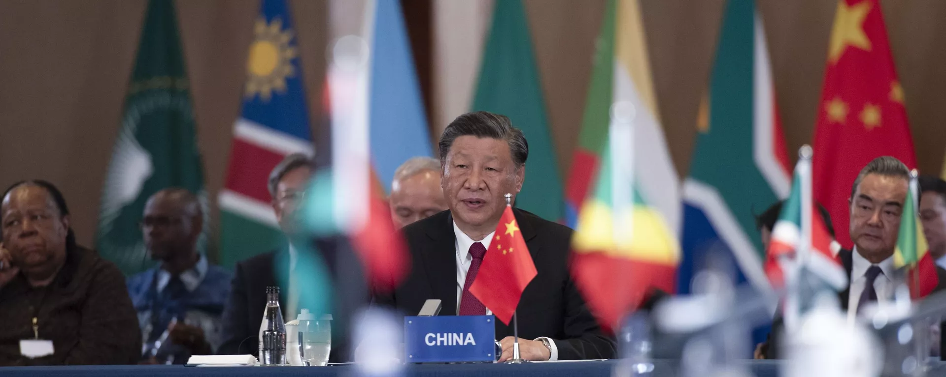 Xi Jinping discursa na Mesa-Redonda de Líderes China-África no último dia da Cúpula do BRICS, em Joanesburgo. África do Sul, 24 de agosto de 2023 - Sputnik Brasil, 1920, 04.10.2024