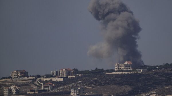 A fumaça sobe após o bombardeio israelense no sul do Líbano visto do norte de Israel, 5 de outubro de 2024 - Sputnik Brasil