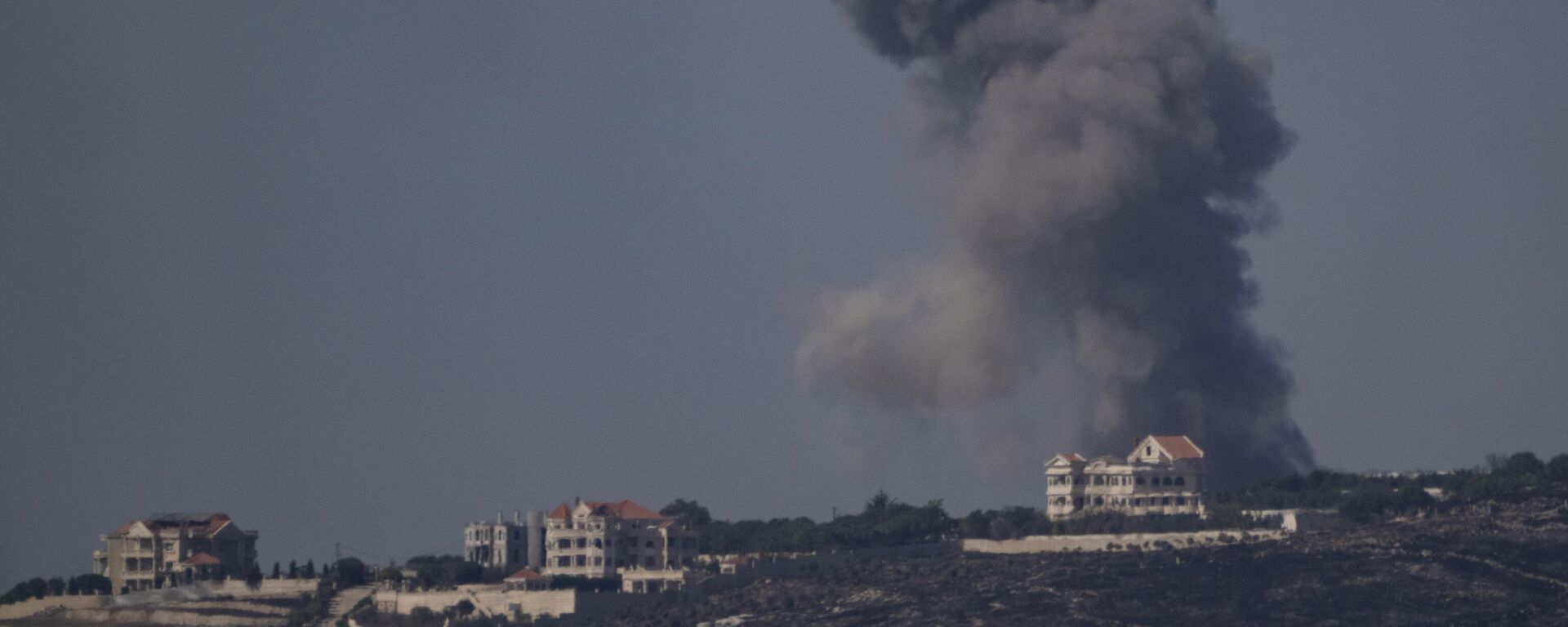 A fumaça sobe após o bombardeio israelense no sul do Líbano visto do norte de Israel, 5 de outubro de 2024 - Sputnik Brasil, 1920, 16.10.2024