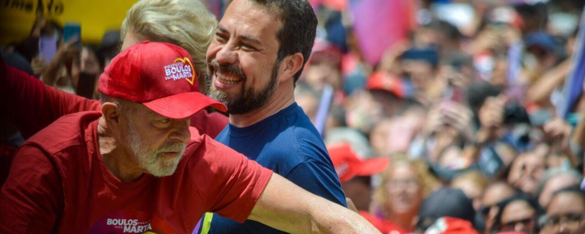 Presidente Luiz Inácio Lula da Silva durante ato de campanha com o candidato Guilherme Boulos cumprimenta o público. São Paulo, 5 de setembro de 2024 - Sputnik Brasil, 1920, 05.10.2024