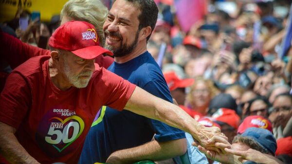 Presidente Luiz Inácio Lula da Silva durante ato de campanha com o candidato Guilherme Boulos cumprimenta o público. São Paulo, 5 de setembro de 2024 - Sputnik Brasil