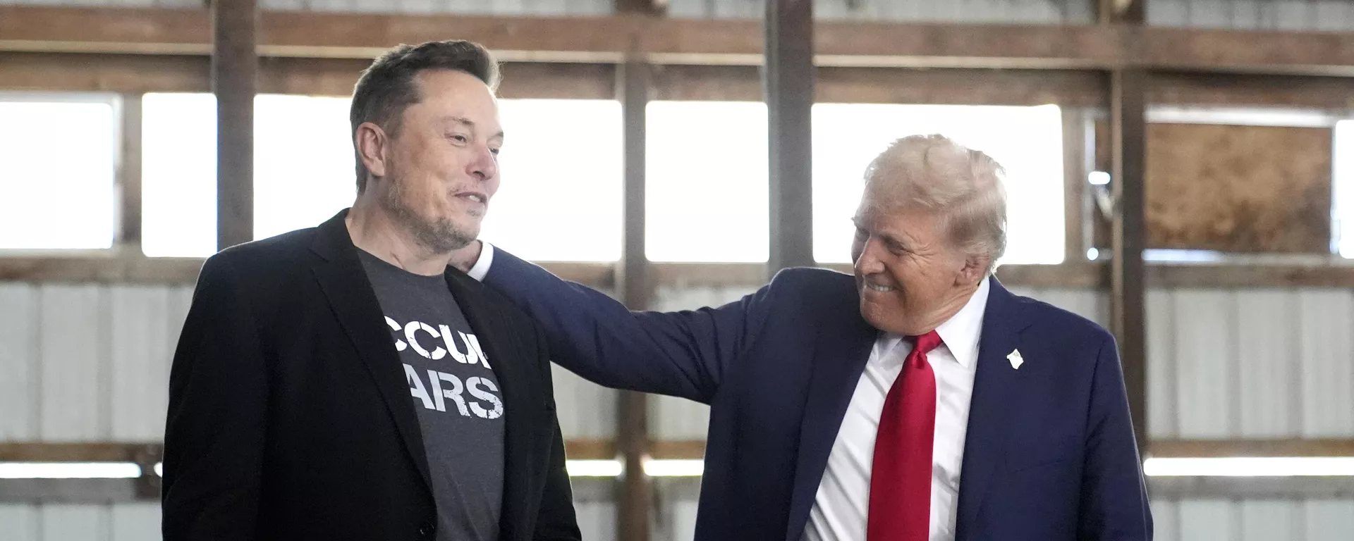 O CEO da Tesla e da SpaceX, Elon Musk (à esquerda), e o ex-presidente Donald Trump, candidato presidencial republicano, participam de evento de campanha no Butler Farm Show, em Butler, Pensilvânia, em 5 de outubro de 2024 - Sputnik Brasil, 1920, 17.10.2024