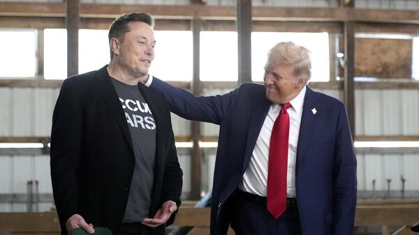 O CEO da Tesla e da SpaceX, Elon Musk (à esquerda), e Donald Trump, então ex-presidente e candidato presidencial republicano, participam de evento de campanha no Butler Farm Show, em Butler, Pensilvânia, em 5 de outubro de 2024 - Sputnik Brasil