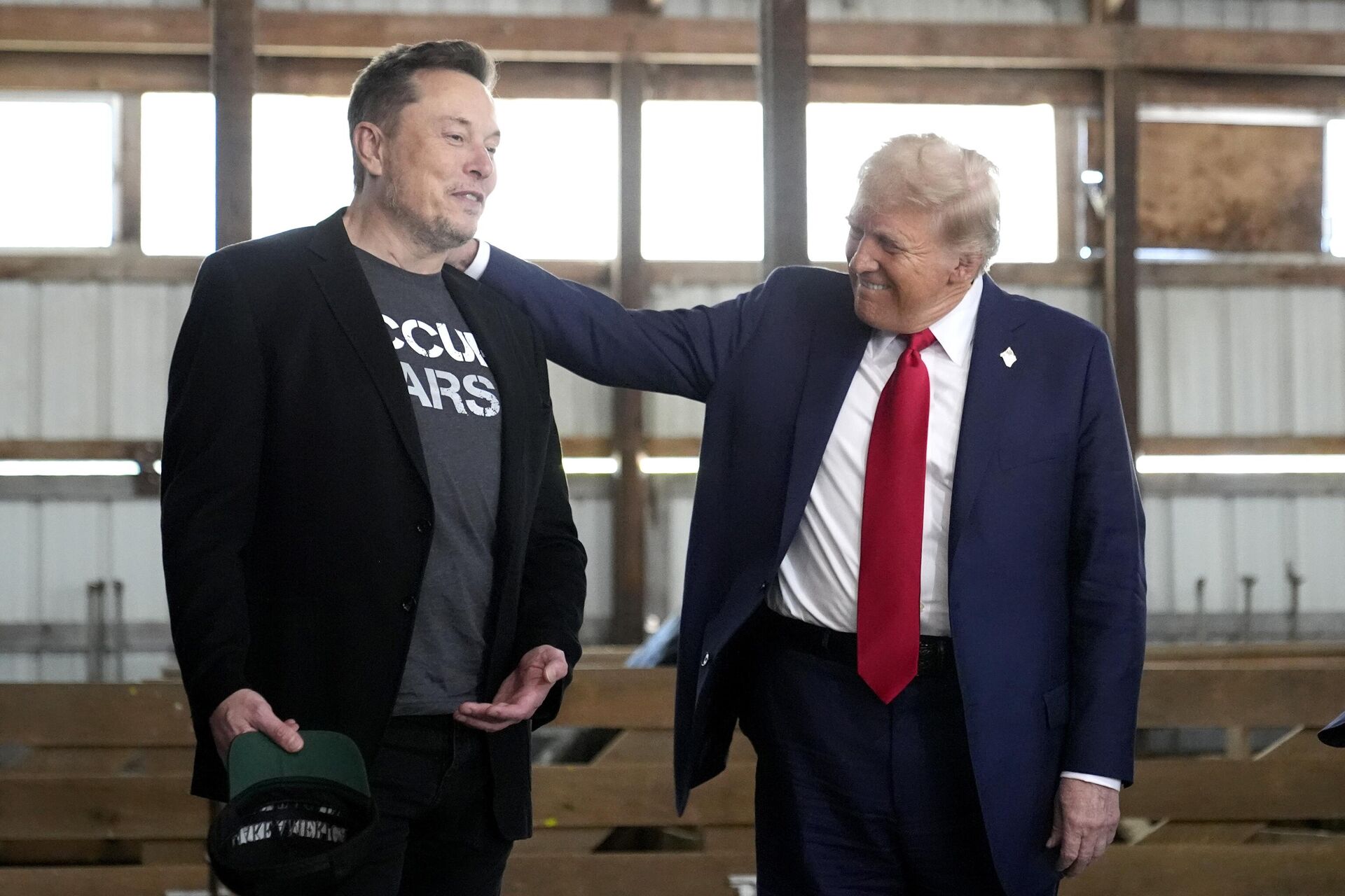 O CEO da Tesla e da SpaceX, Elon Musk (à esquerda), e o ex-presidente Donald Trump, candidato presidencial republicano, participam de evento de campanha no Butler Farm Show, em Butler, Pensilvânia, em 5 de outubro de 2024