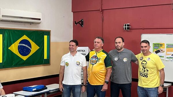 Em ordem, Alexandre Ramagem, Jair Bolsonaro, Carlos Bolsonaro e Flávio Bolsonaro, todos políticos do PL, posam após voto do ex-presidente no Rio de Janeiro em 6 de outubro de 2024 - Sputnik Brasil