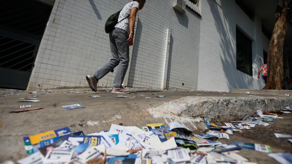 Sujeira provocada por santinhos espalhados no entorno da 1ª Zona Eleitoral no bairro da  Bela Vista. São Paulo, 6 de outubro de 2024 - Sputnik Brasil