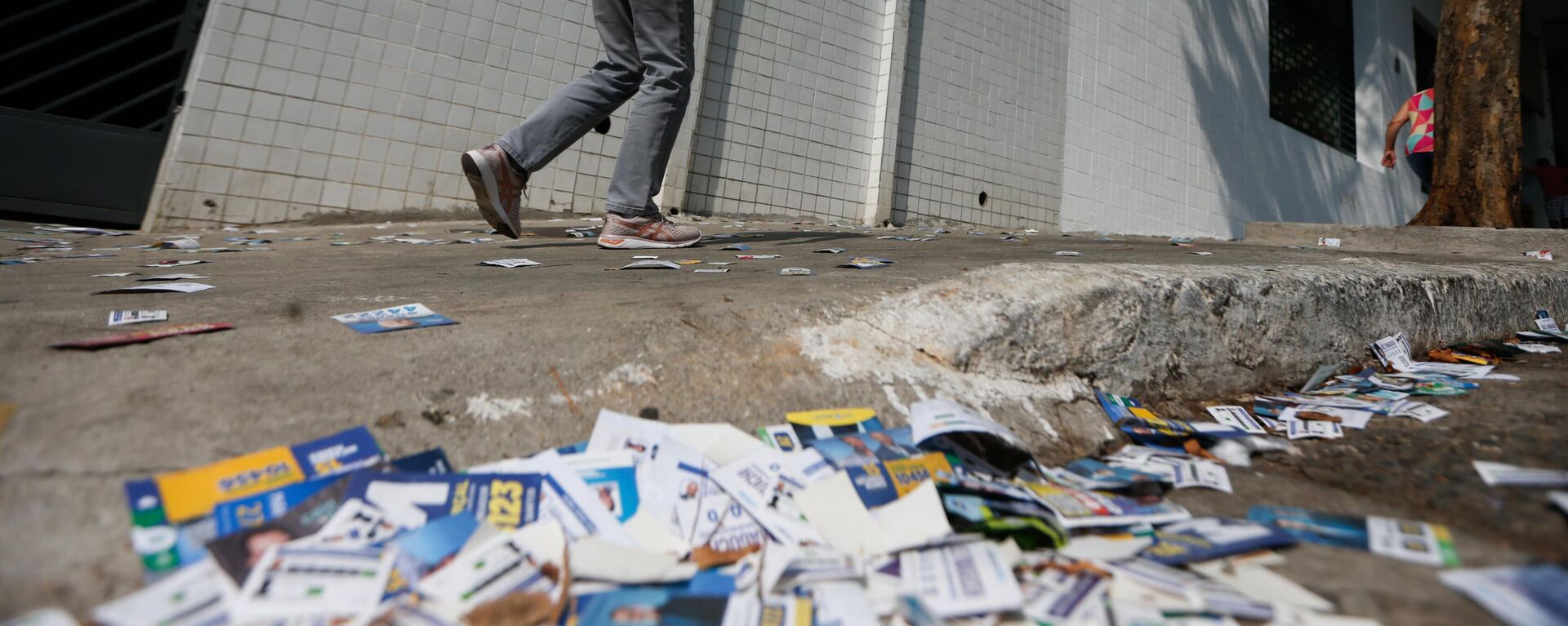 Sujeira provocada por santinhos espalhados no entorno da 1ª Zona Eleitoral no bairro da  Bela Vista. São Paulo, 6 de outubro de 2024 - Sputnik Brasil, 1920, 06.10.2024