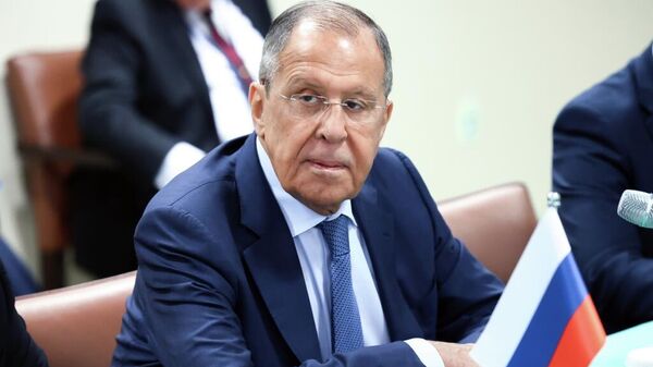 O ministro das Relações Exteriores da Rússia, Sergei Lavrov, em reunião com o chefe do Gabinete da Comissão de Relações Exteriores do Comitê Central do Partido Comunista da China, o ministro das Relações Exteriores, Wang Yi, na 79ª sessão da Assembleia Geral da ONU em Nova York. Ministério das Relações Exteriores da Federação da Rússia - Sputnik Brasil